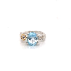 Sølvring med gullblomst og stor svak sky blue topaz