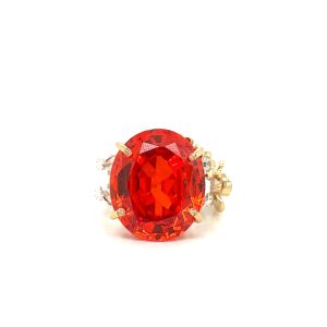 Sølvring med gullblomster og stor sten i orange syntetisk padparadcha