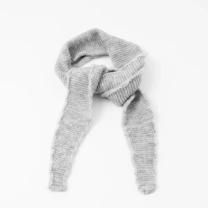 882186 Skjerf, Strikket lite SOFIE skjerf. 107 x 13 cm -lys gråmelert