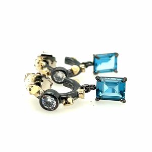 Sølvøredobb med gullknotter og swiss blue topaz