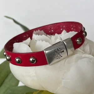 Rosa armbånd i lær med nagler