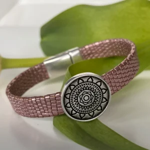 Rosa metallic armbånd med magnetlås. Sølvdetaljer