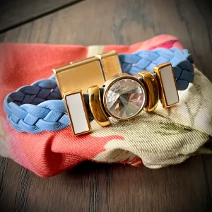 Armbånd med blått lær og gulldetaljer