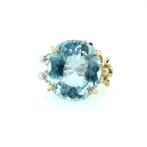 Sølvring med gullblomster og stor sten i sky blue topaz