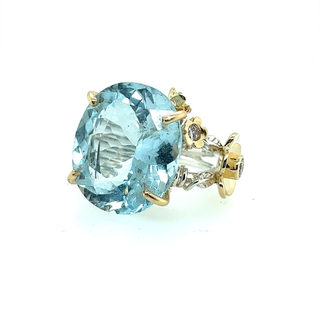 Sølvring med gullblomster og stor sten i sky blue topaz - Image 3