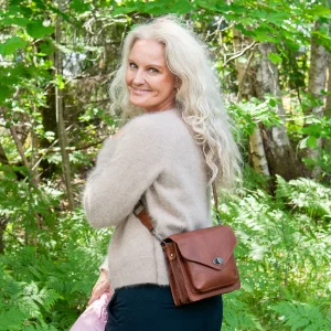 803311 Skinnveske, LUCY clutch med låsspenne - brun